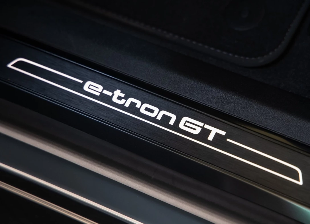 1652111-Audi-e-tron_GT_quattro-2022-11.jpg