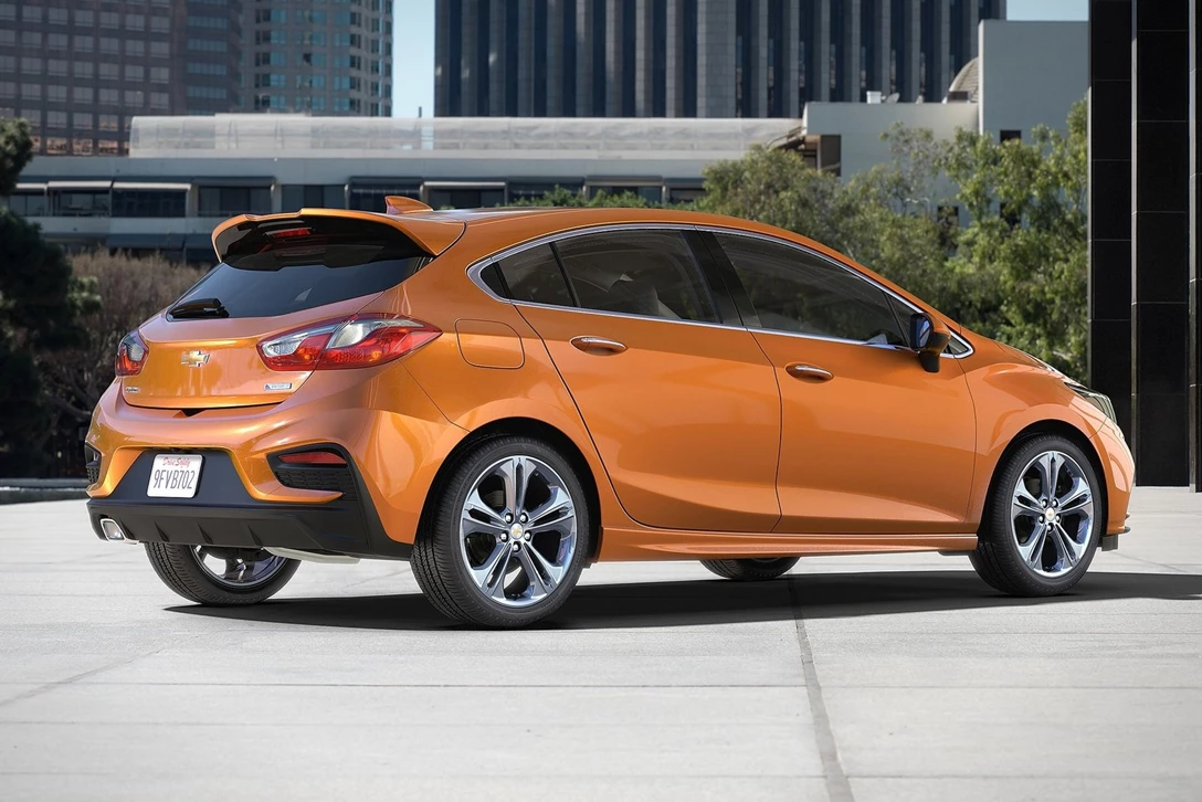 1604509-Chevrolet-Cruze_Hatchback-2017-1600-02.jpg