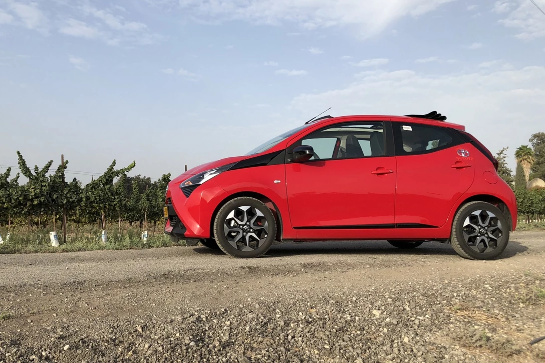 1606432-טויוטה אייגו מתיחת פנים גג נפתח (3).jpg