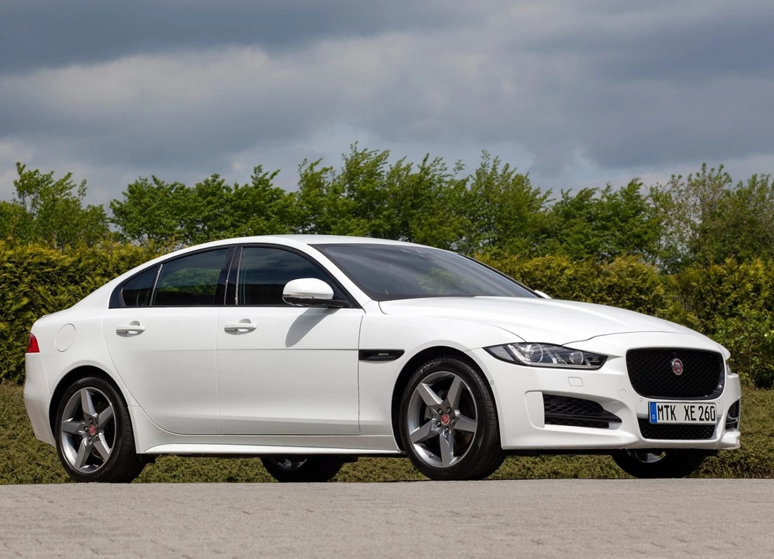 1664742-Jaguar-XE-2017-03.jpg