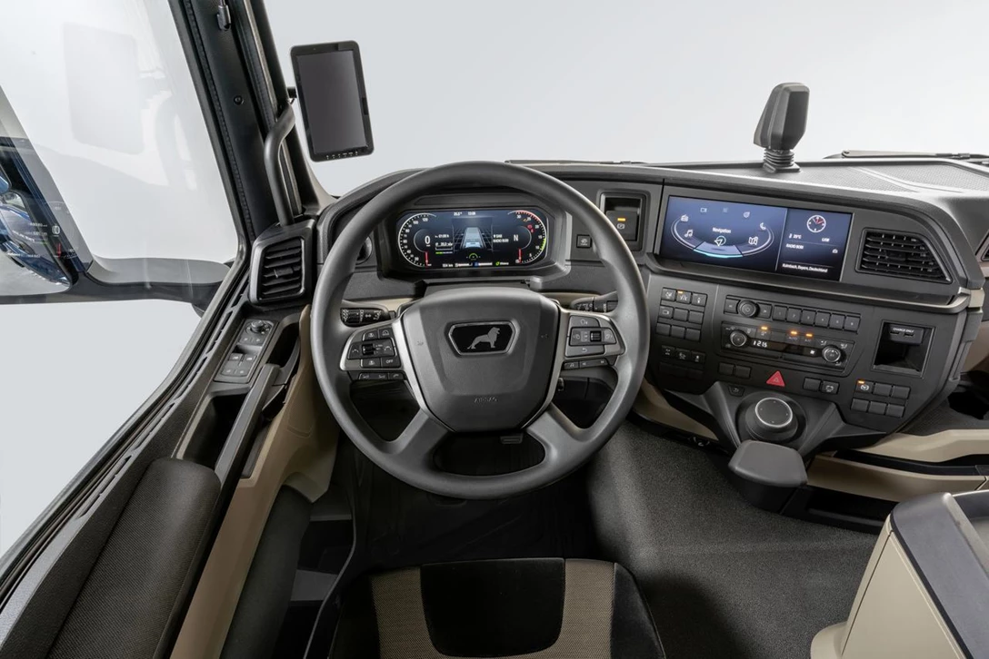 1638840-P_Truck_IOT_New_TGS_Driver_workplace_2.jpg