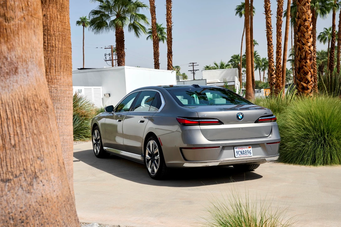 1670758-BMW i7 xDrive Oxid Grey_047.JPG