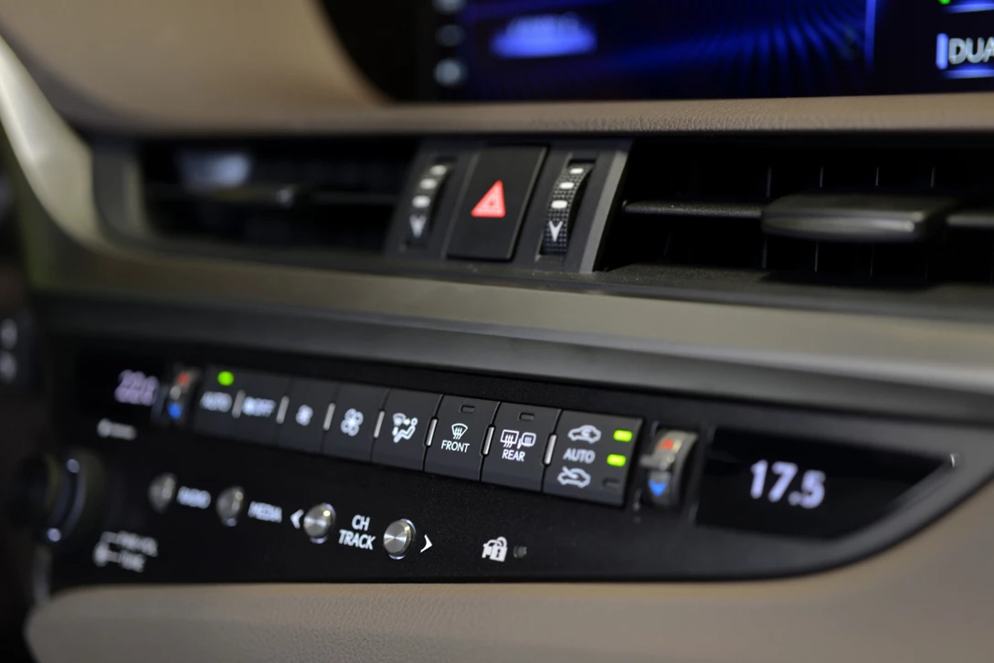 1612115-לקסוס ES - מבחן דרכים (2).jpg