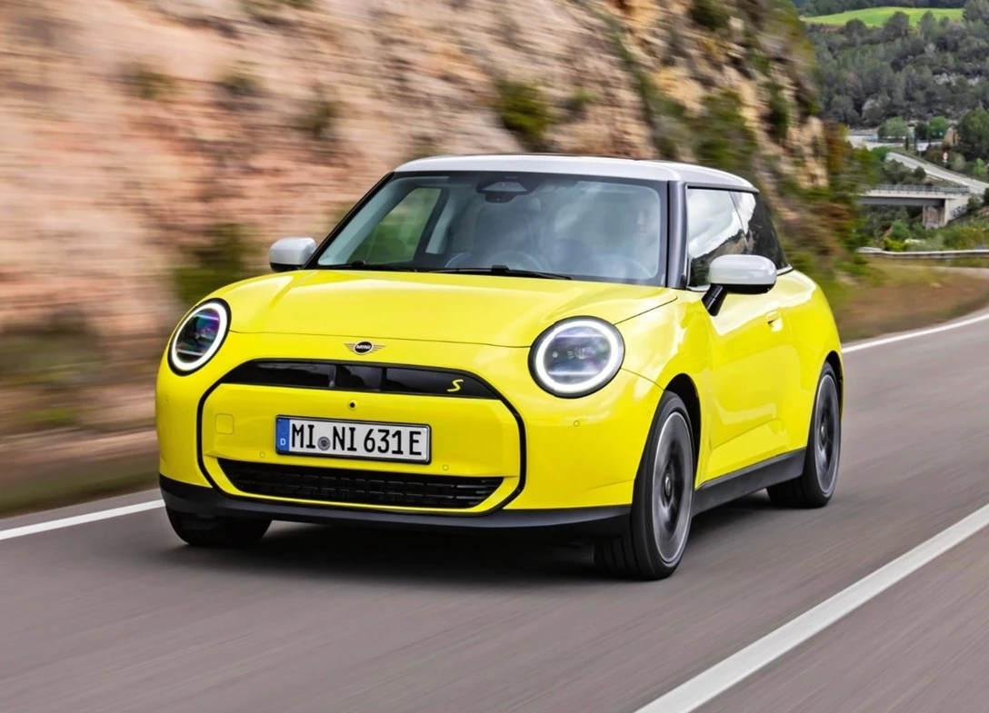 1696815-Mini-Cooper-Electric-2024-00.jpg