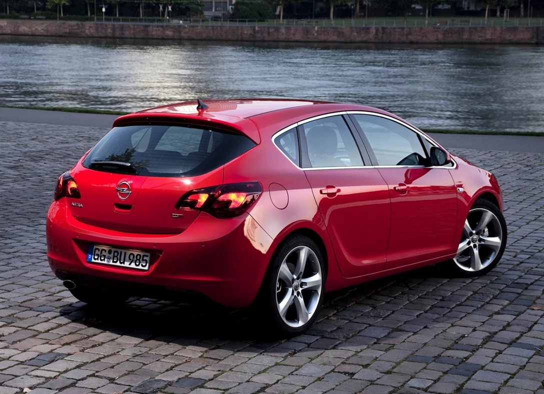 1657957-Opel-Astra-2015-03.jpg
