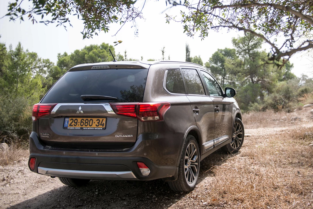 1589563-מיצובישי אאוטלנדר מתיחת פנים מבחן דרכים (11).jpg