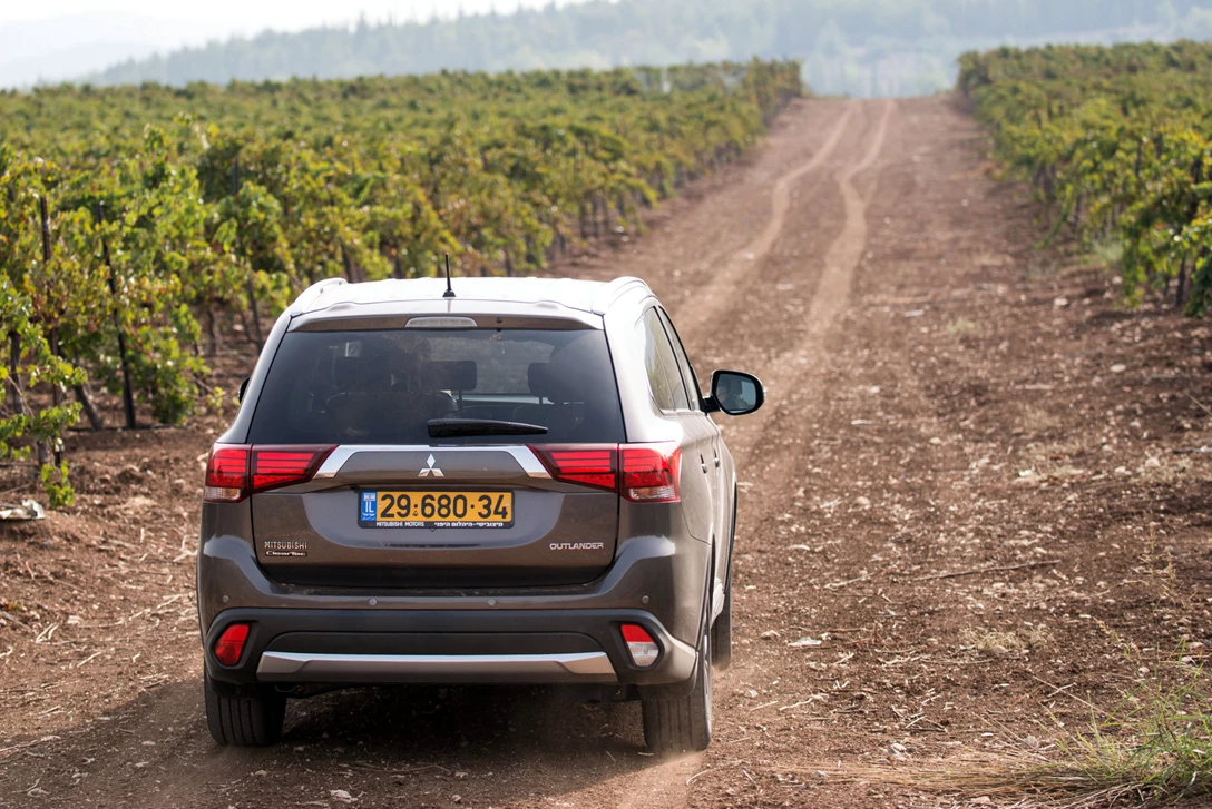 1589566-מיצובישי אאוטלנדר מתיחת פנים מבחן דרכים (15).jpg