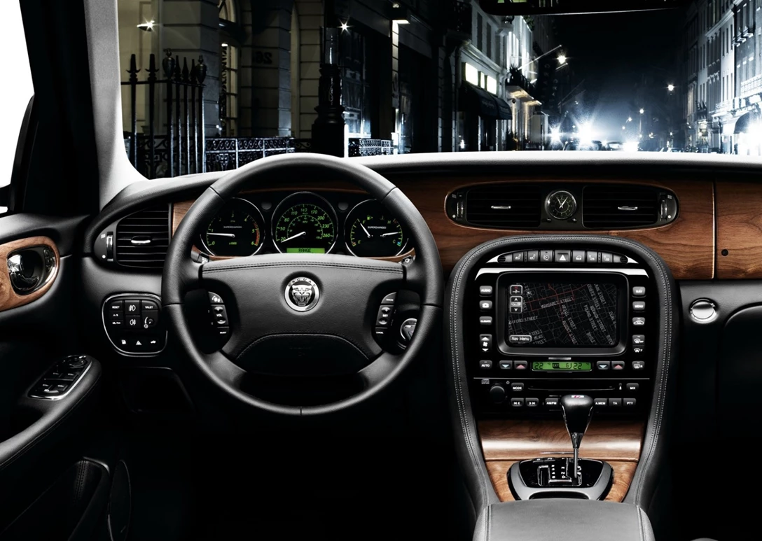 1593492-Jaguar-XJ 5.jpg