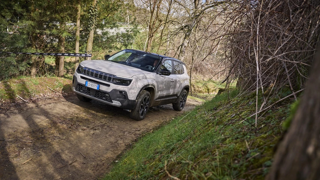 1695790-JeepAvengere-hybrid (4)-min.jpg