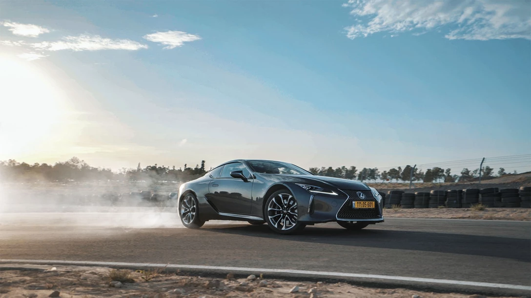 1611020-Lexus LC500 cover 001.1.jpg