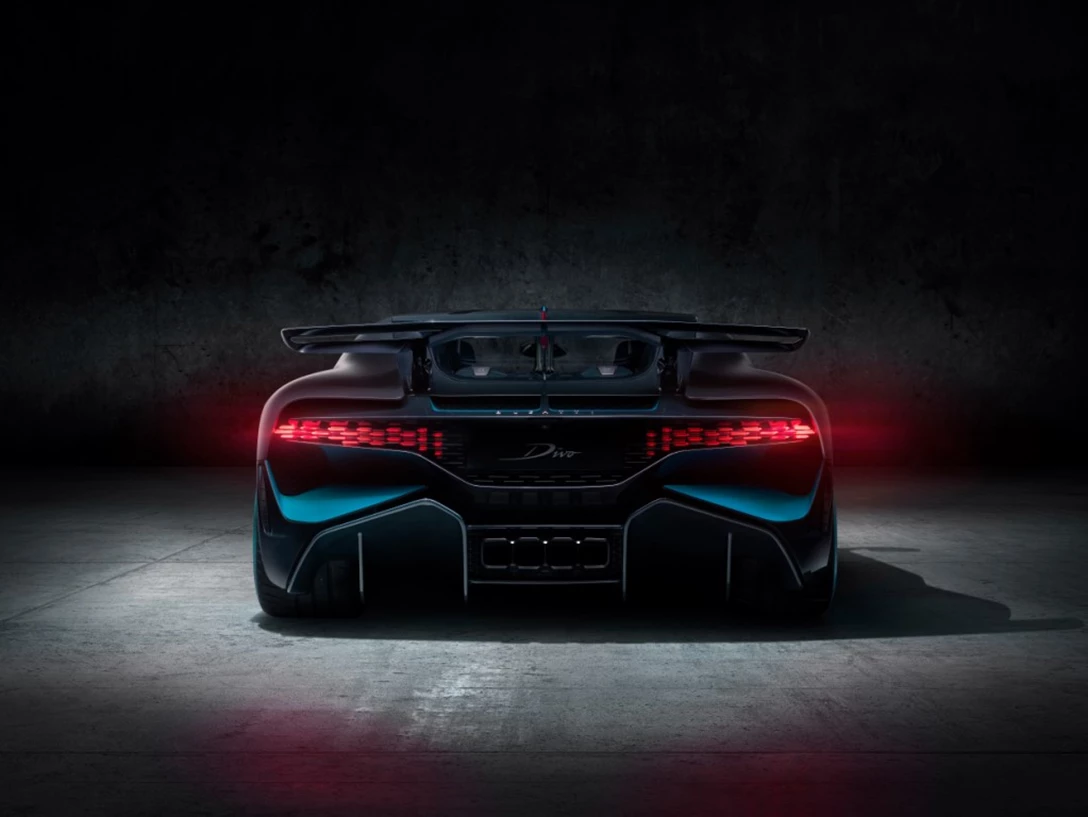 1601401-04_Bugatti-Divo_Rear.jpg