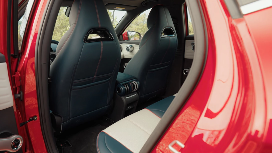 1672515-BYD ATTO 3.01_12_57_15.Still109 copy.jpg