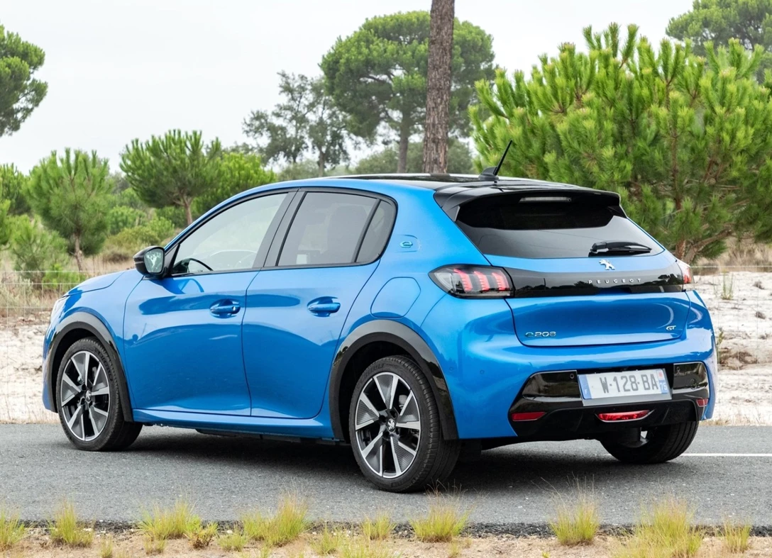 1674367-Peugeot-e-208-2023-02.jpg