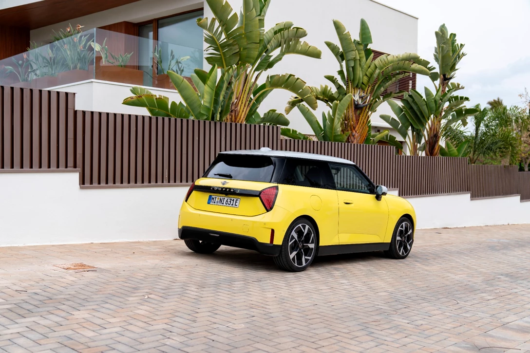 1696809-BF_MINI_Cooper_SE_Sunny_Side_Yellow_042024_00031.jpg