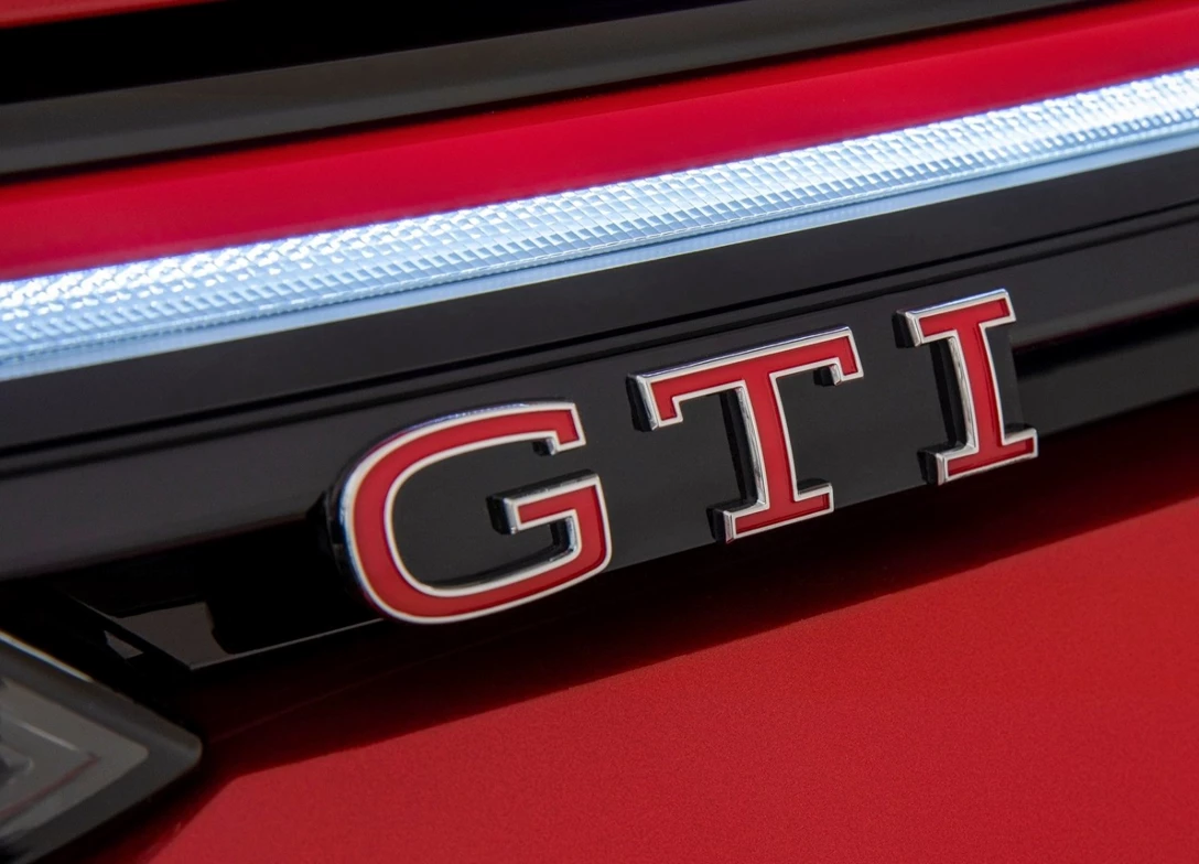 1693234-Volkswagen-GolfGTI-2024-20.jpg