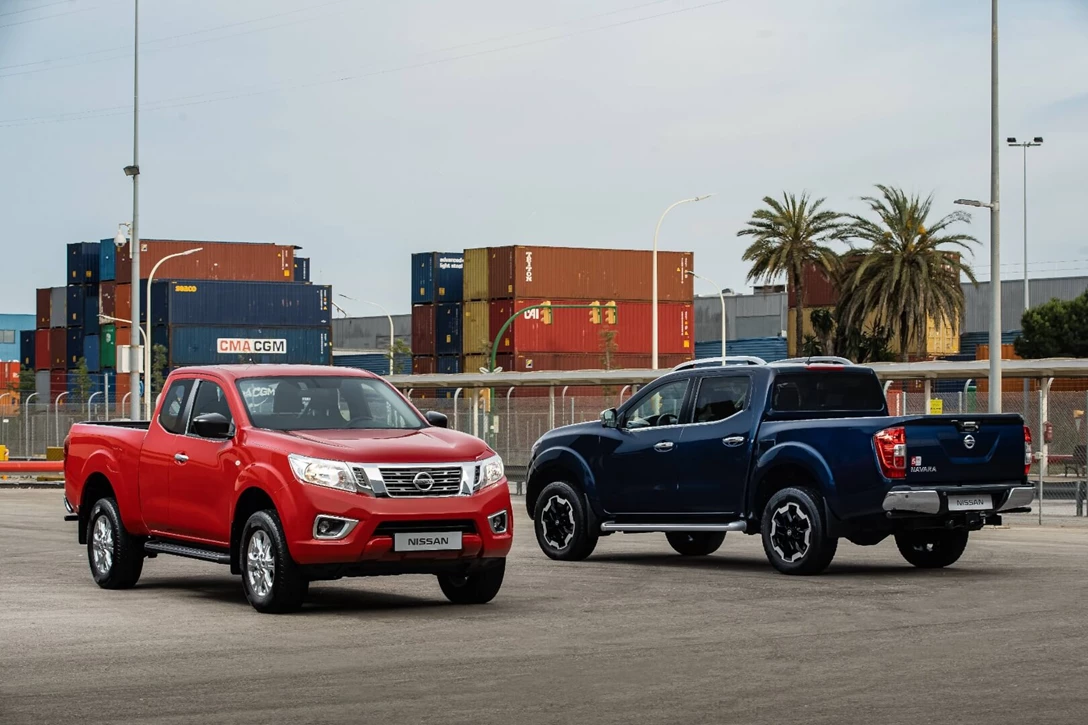 1617390-Nissan Navara - King Cab Red and Double Cab Blue.jpg
