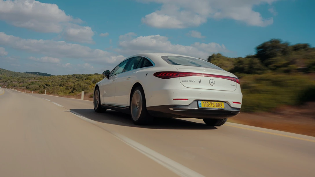 1679126-Mercedes-Benz EQS.00_07_04_20.Still006 copy-min.jpg