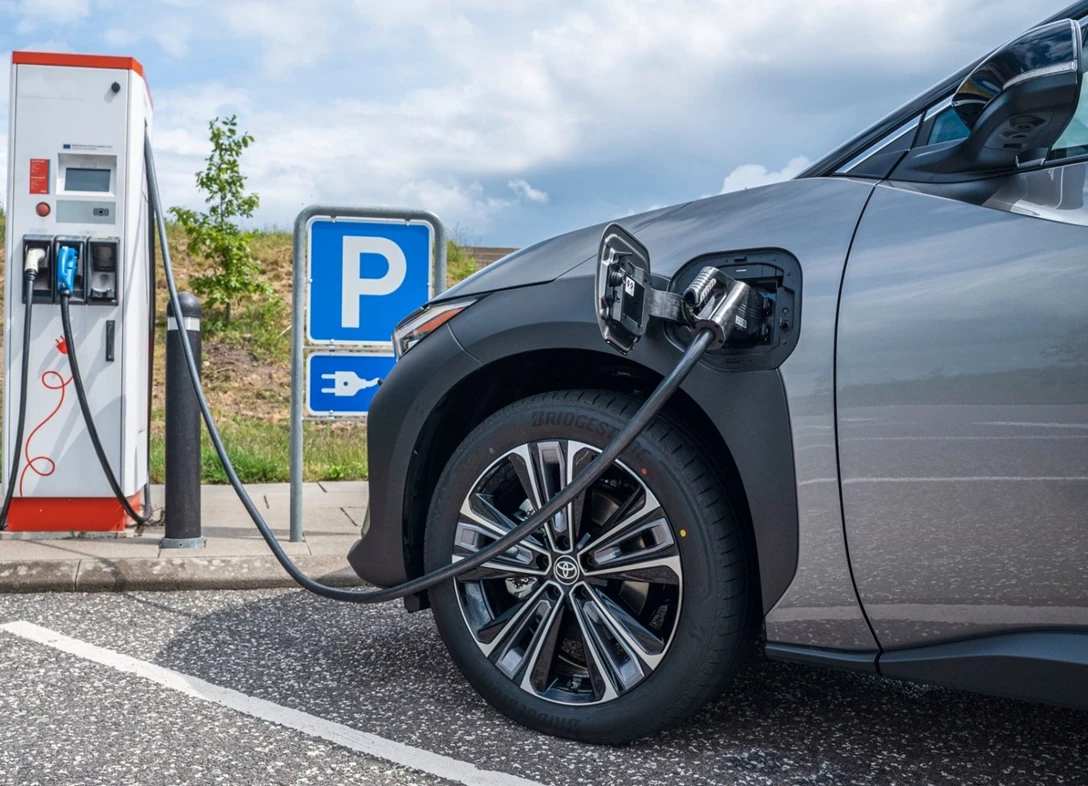 1676338-Toyota-bZ4X-2023-13.jpg