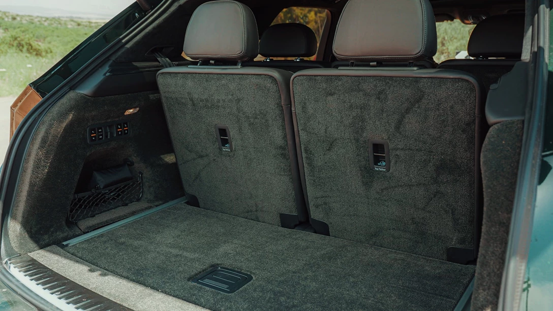 1661412-Bentley Bentayga S 2022.00_31_50_11.Still059 copy.jpg