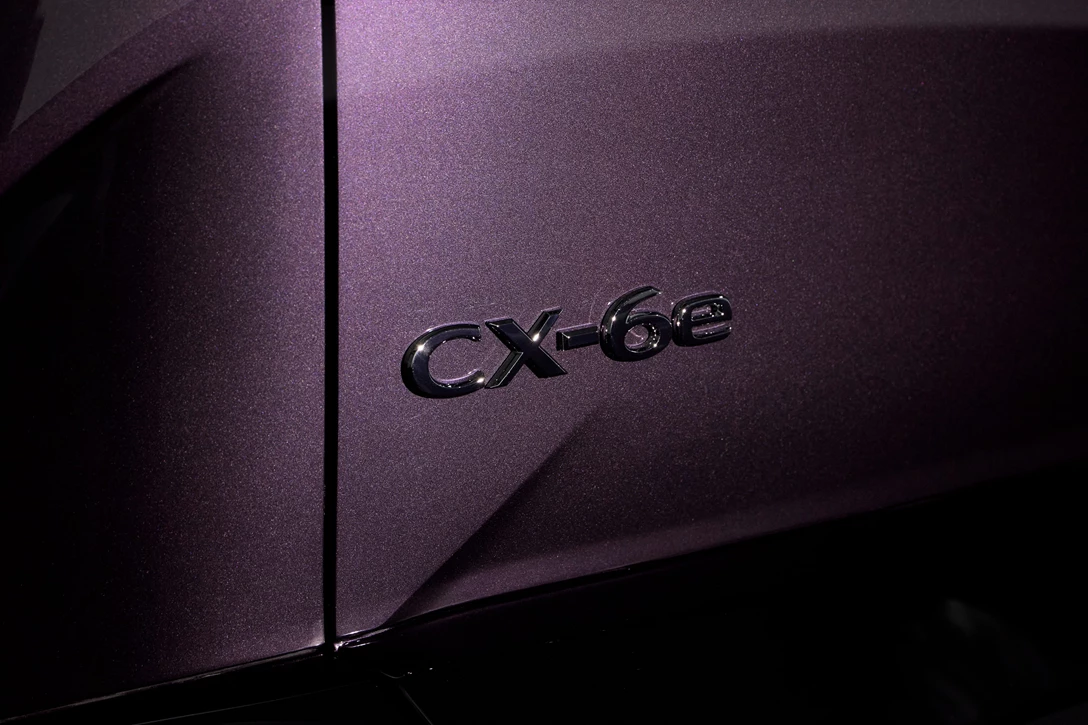 Mazda_CX_6e_Germany_nv_det_(24).jpg