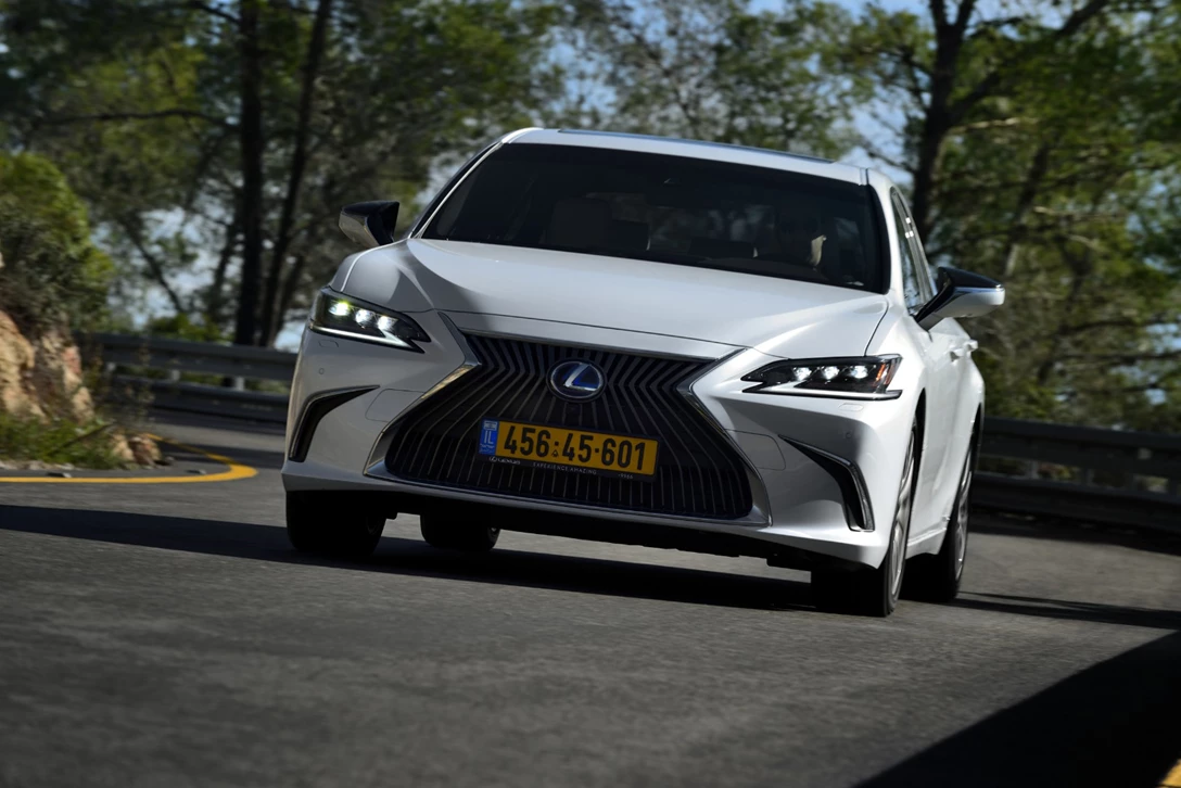 1612114-לקסוס ES - מבחן דרכים (1).jpg