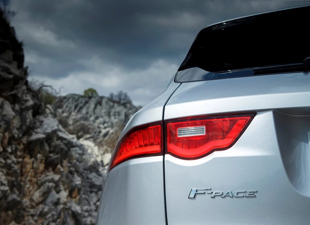1668764-Jaguar-F-Pace-2018-11.jpg