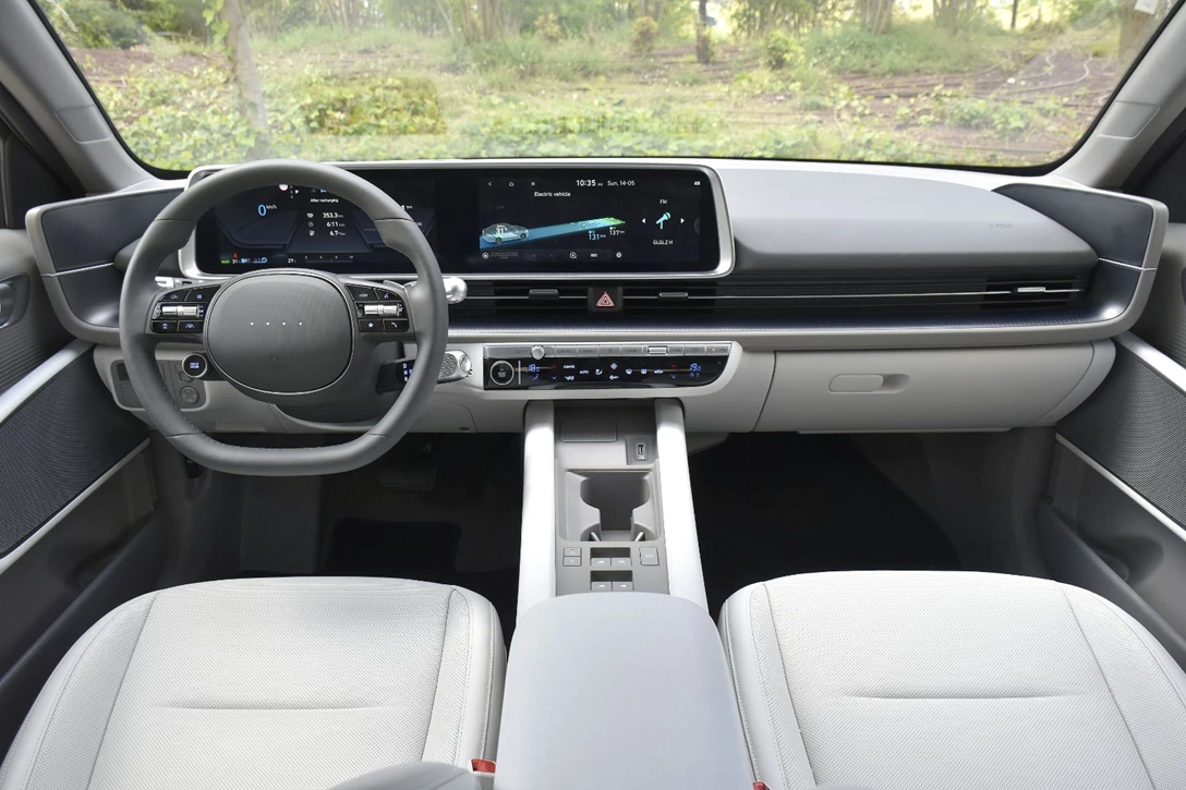 יונדאי איוניק 6 סביבת נהג