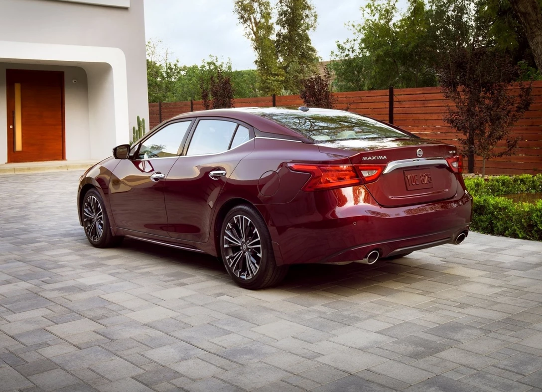 1667435-Nissan-Maxima-2017-02.jpg