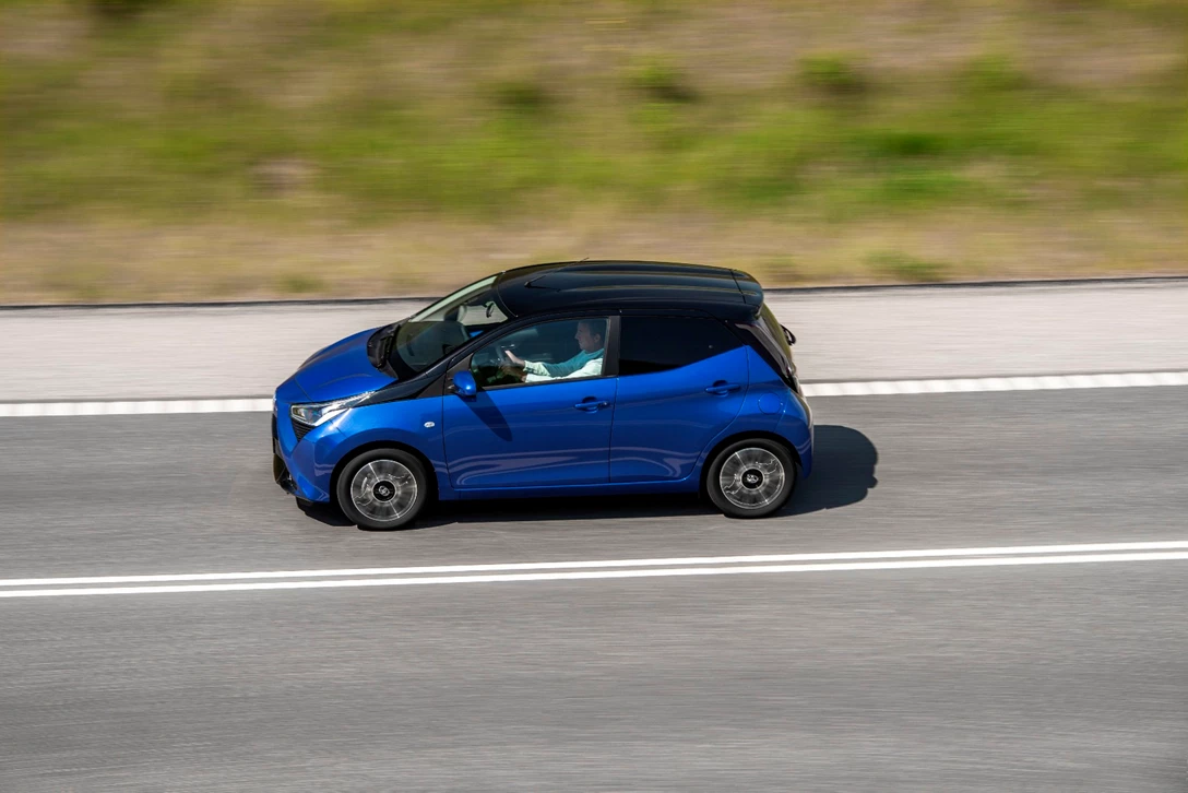 1597144-AYGO_Blue_012.JPG