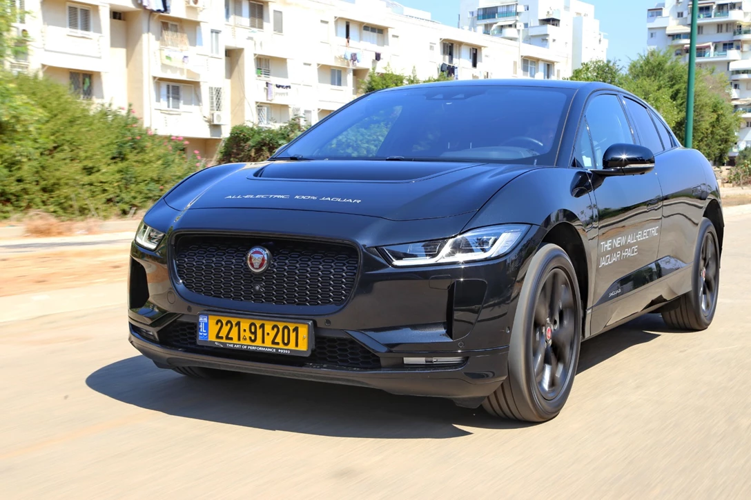 1623159-יגואר נסיעה1.jpg