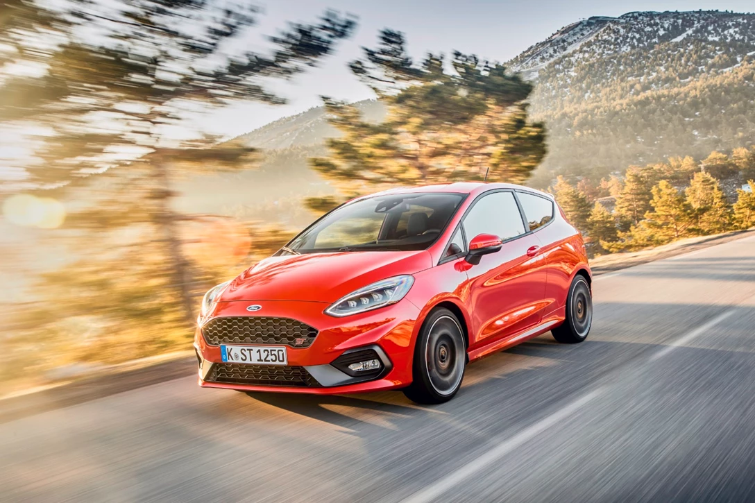 1673547-2018FordFiestaST_RaceRed_04.jpg