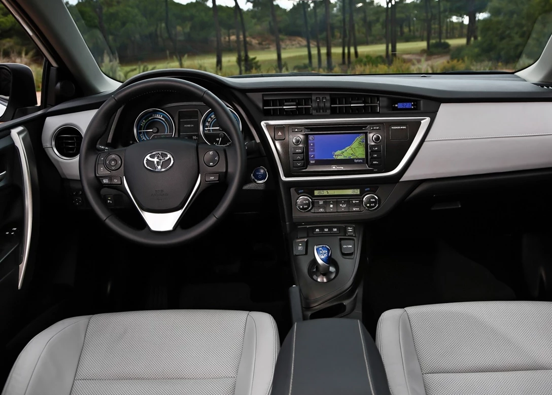 1647867-Toyota-Auris-2013-06.jpg