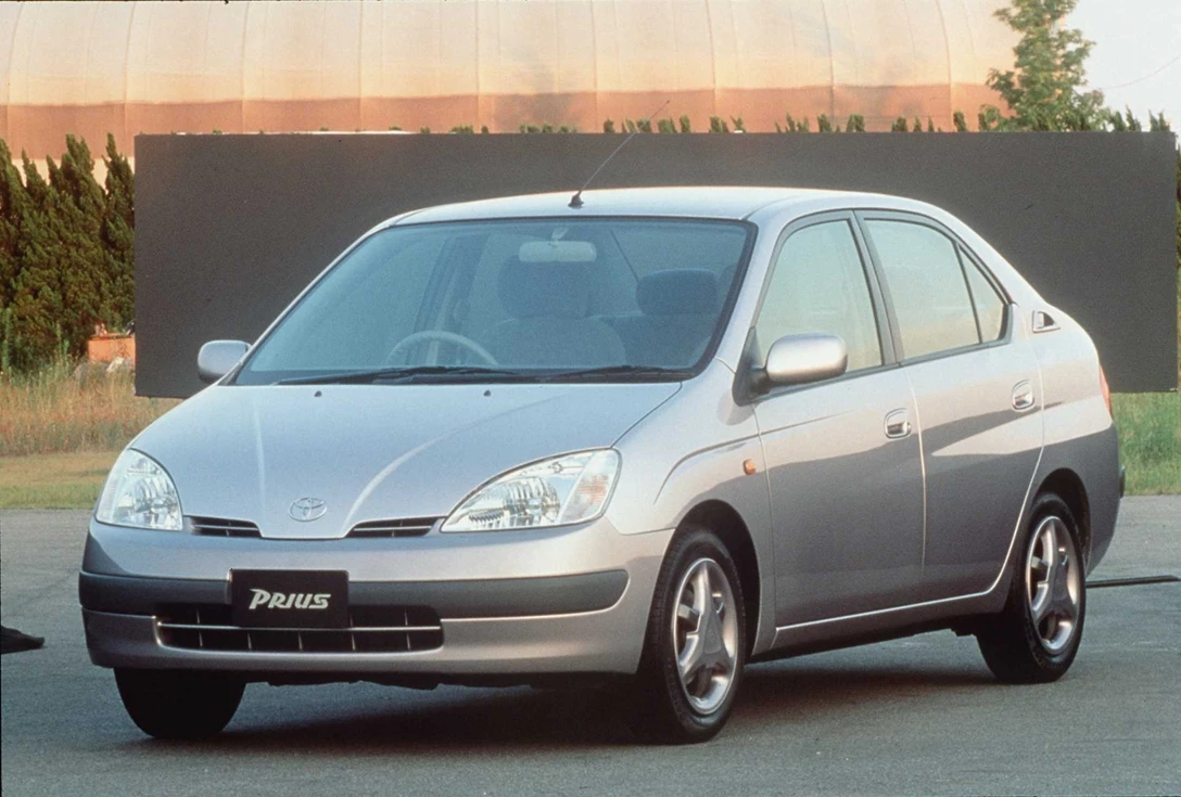 1662041-toyota-prius-sedan-front-side-0-422546.jpg