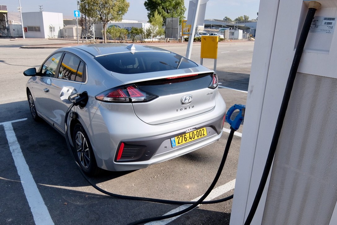 1635694-יונדאי איוניק חשמלית מתיחת פנים מבחן דרכים - 2.jpeg