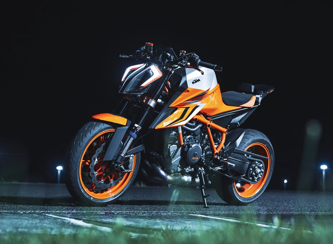 1663417-411717_MY22 KTM 1290 SUPER DUKE R - Cat B_MY22-min.jpg