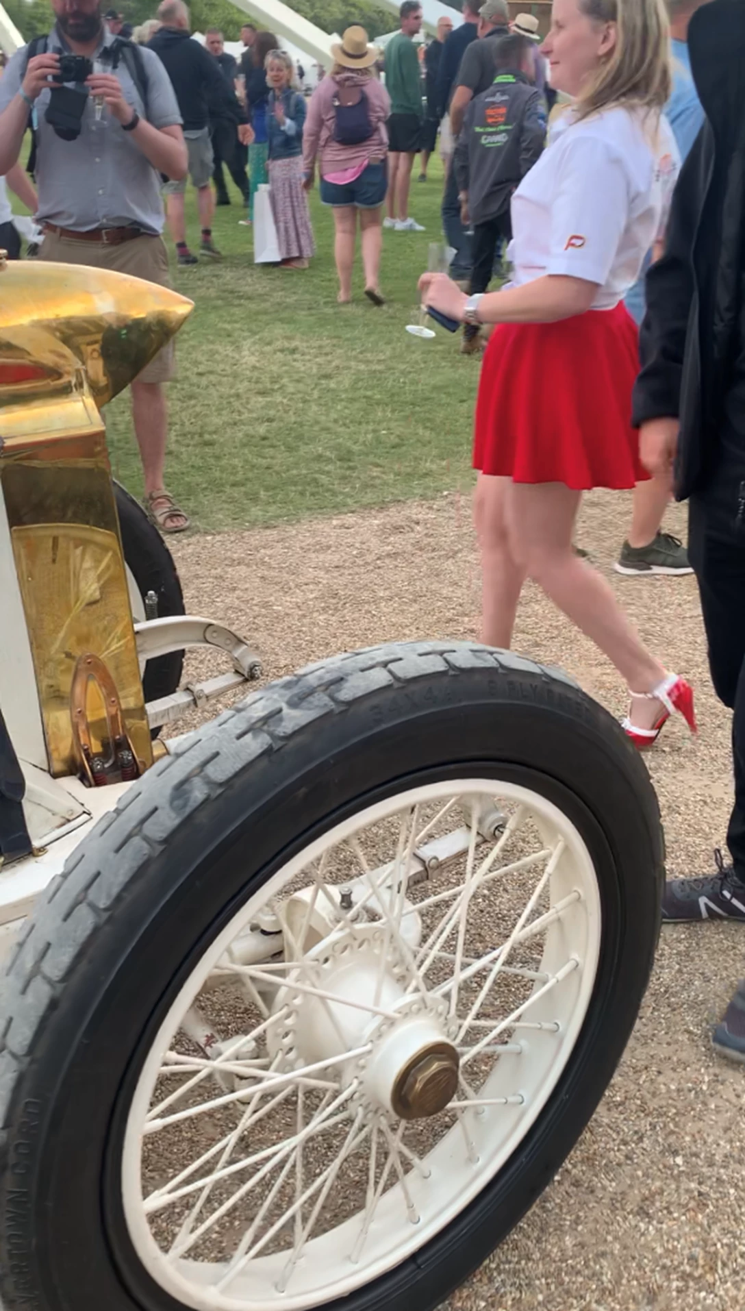 1665316-ללא מעצורים ונערת שמפניה.png