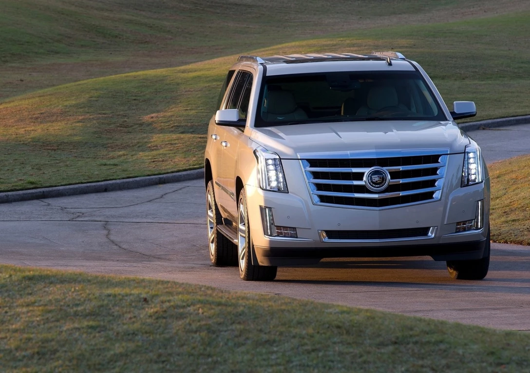 1601888-Cadillac-Escalade 4.jpg