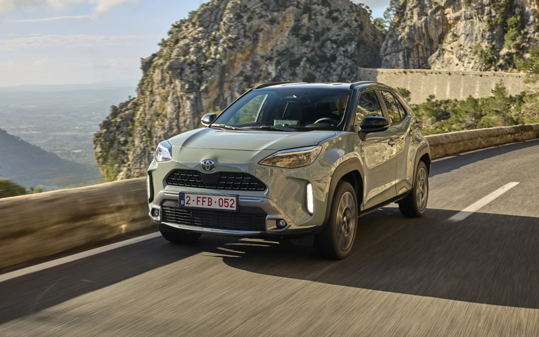 1697704-2024-yaris-cross-urban-khaki-dpl-dynamic30-min.jpg
