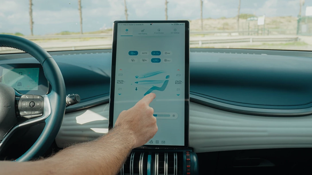 1673510-BYD ATTO 3 vs Geely Geometry C.01_07_54_10.Still071 copy.jpg
