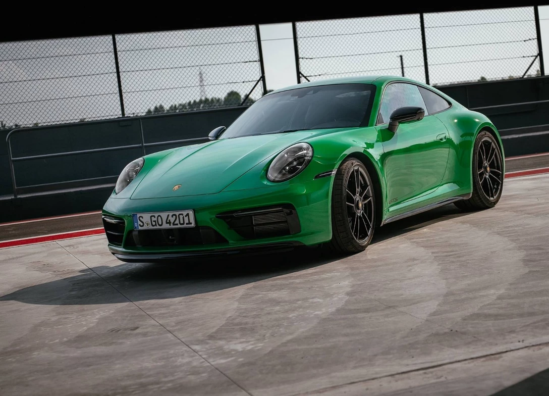 1709865-Porsche-911_Carrera_4_GTS-2025-00.jpg
