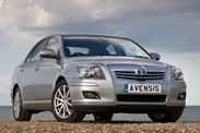 Toyota-Avensis-2004-2006-01.jpg
