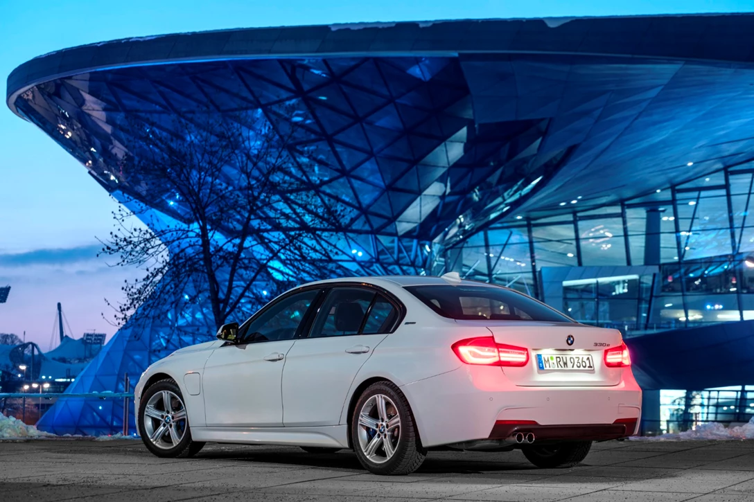 1668028-P90208245_highRes_bmw-330e-01-2016.jpg