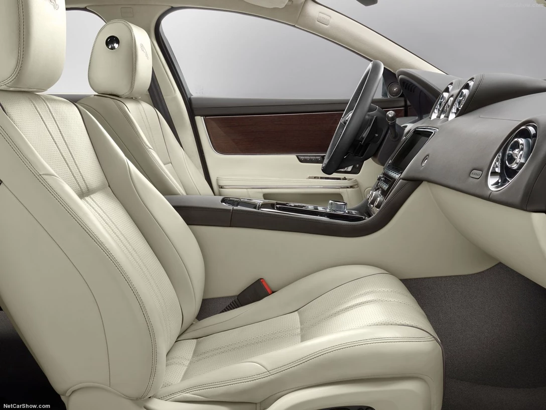 1590552-Jaguar-XJ 8.jpg