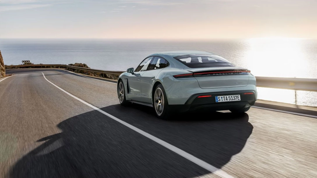 1692814-03_Taycan_Driving_1-min.jpg