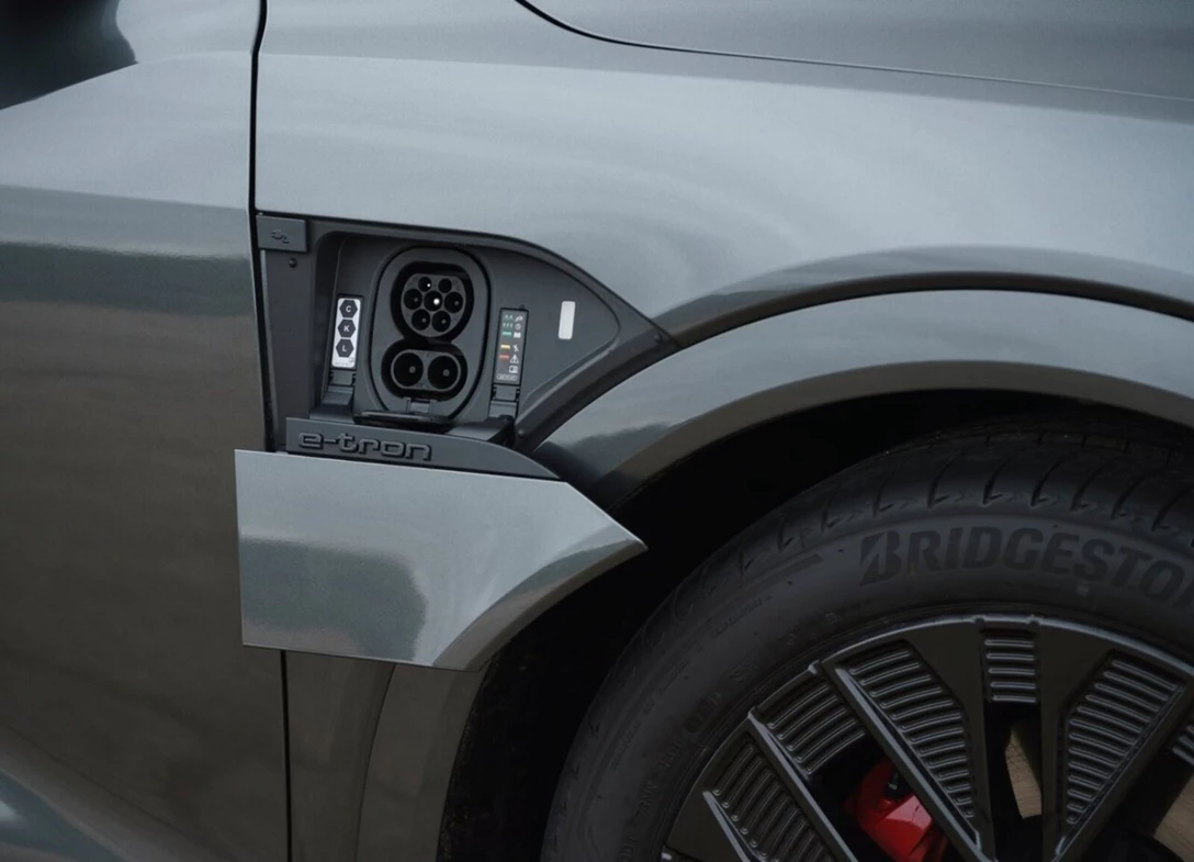 1700184-Audi-Q8_Sportback_e-tron_quattro-2024-14.jpg