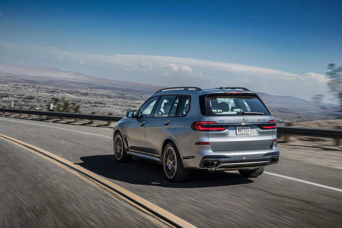 1670249-BMW X7 40i frozen grey071.jpg