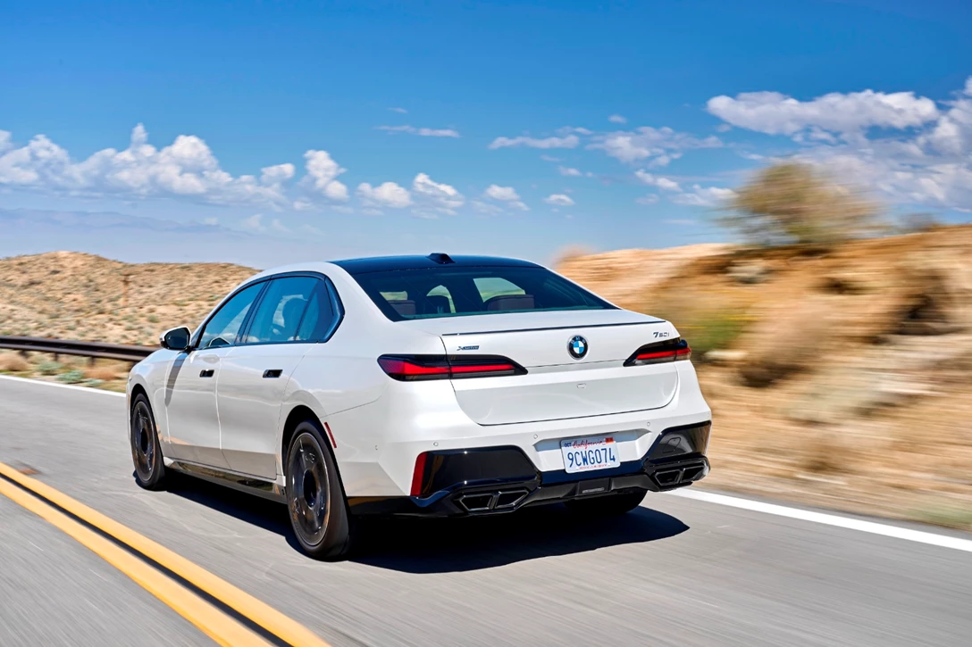 1670809-BMW 760i xDrive Mineral White_021.JPG