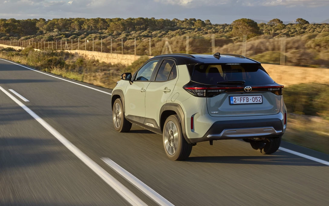 1701549-2024-yaris-cross-urban-khaki-dpl-dynamic31-min.jpg