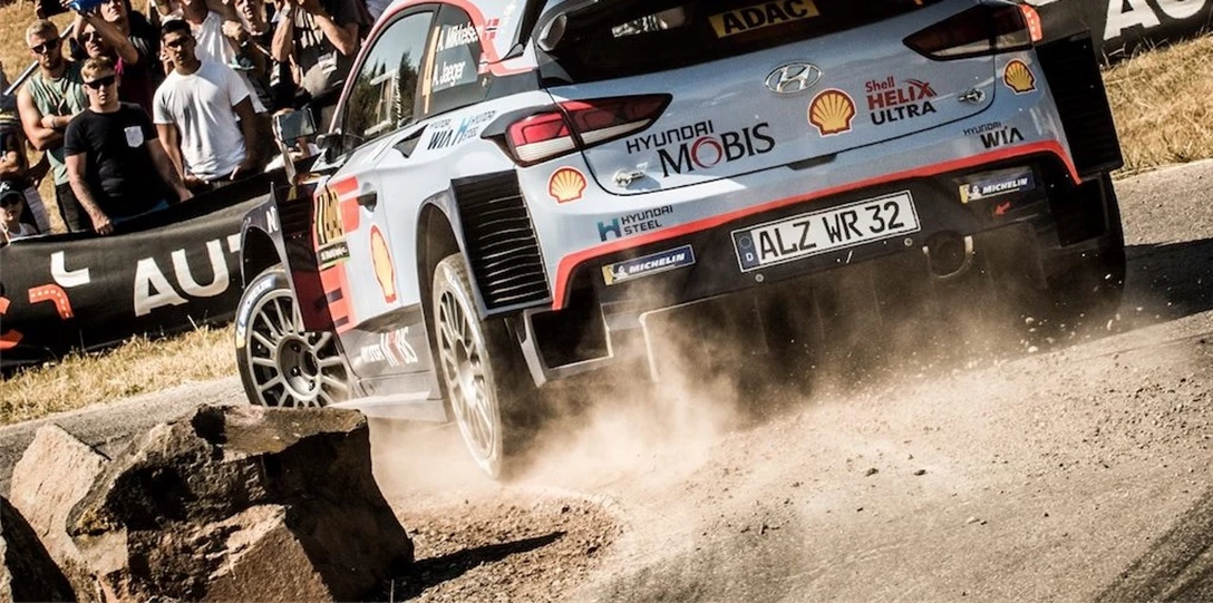 1601096-מיקלסן מתרחק כמה שיכול מהבולדרים.jpg