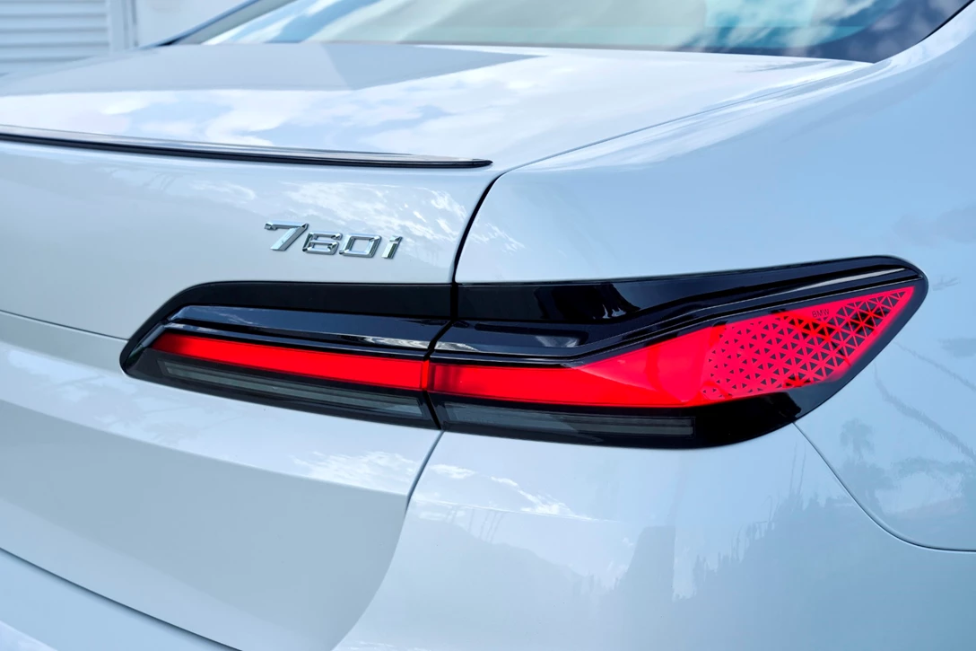 1670811-BMW 760i xDrive Mineral White_037.JPG